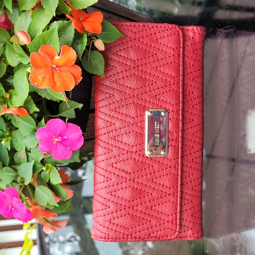 💜 Nine West red wallet